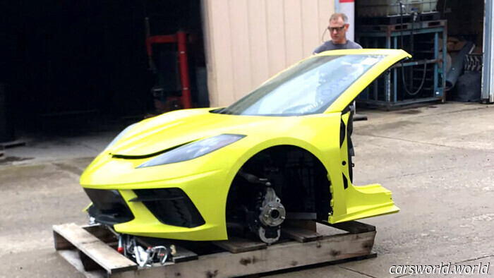 Почему идеально новые Corvette разрезают пополам при помощи гаражного инструмента | Carscoops